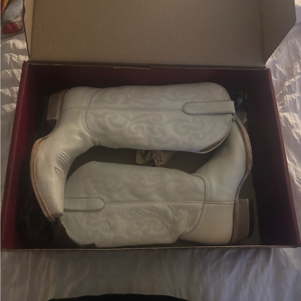 Chic White Heeled Boots
